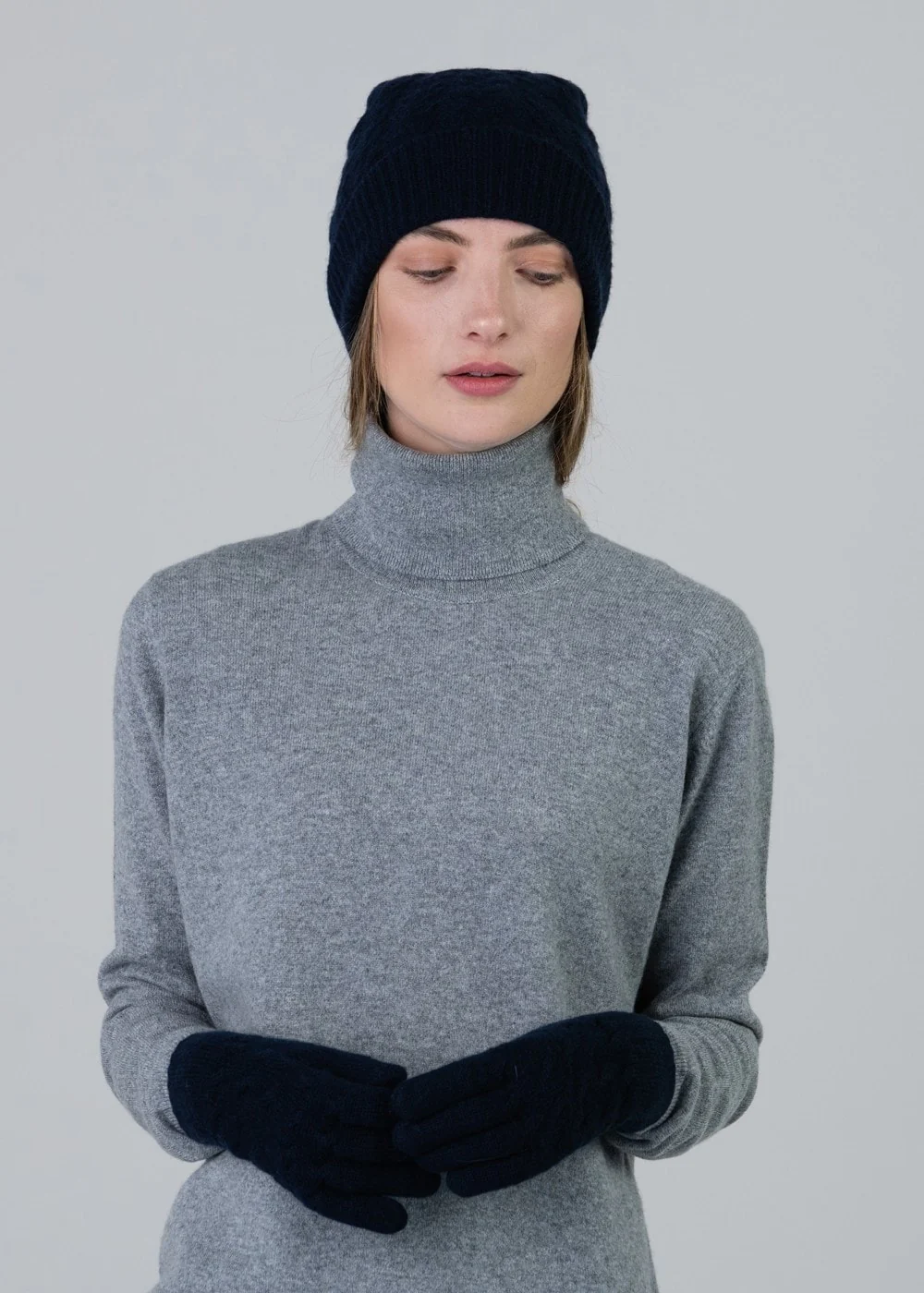 Cashmere Cable Gloves – Image 2