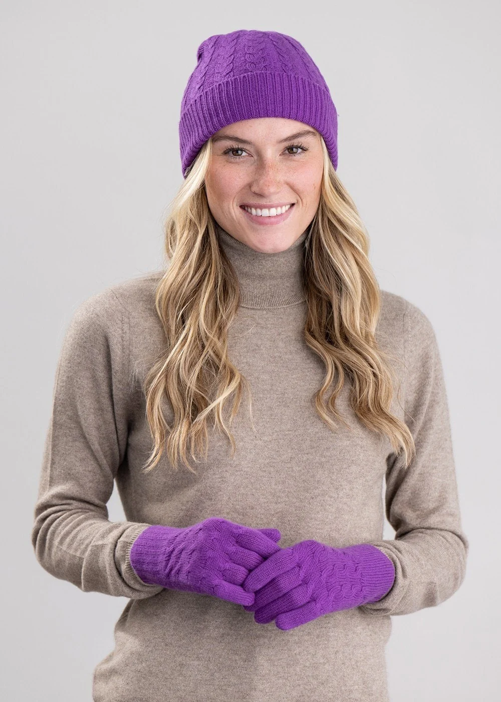Cashmere Cable Gloves – Image 2