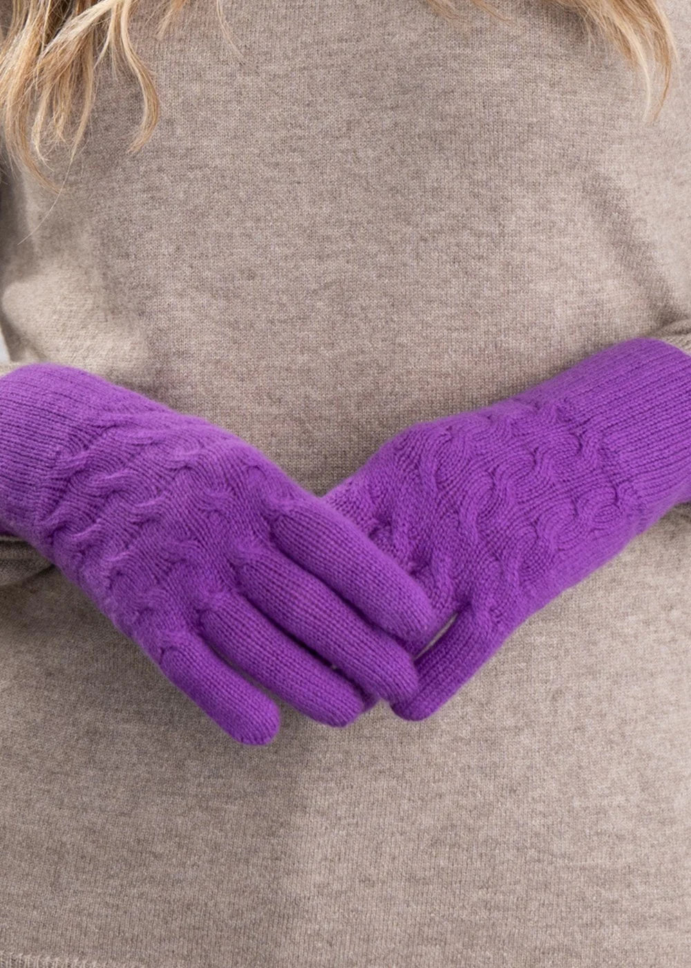 Cashmere Cable Gloves – Image 3