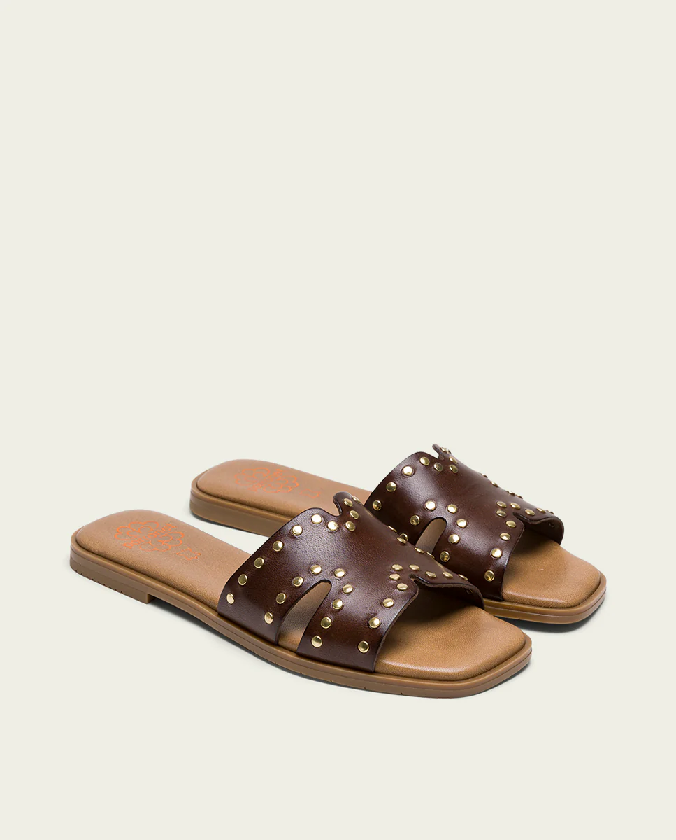 SANDALE PLATE EN CUIR AVEC CLOUS MOKA VANESA – Image 3