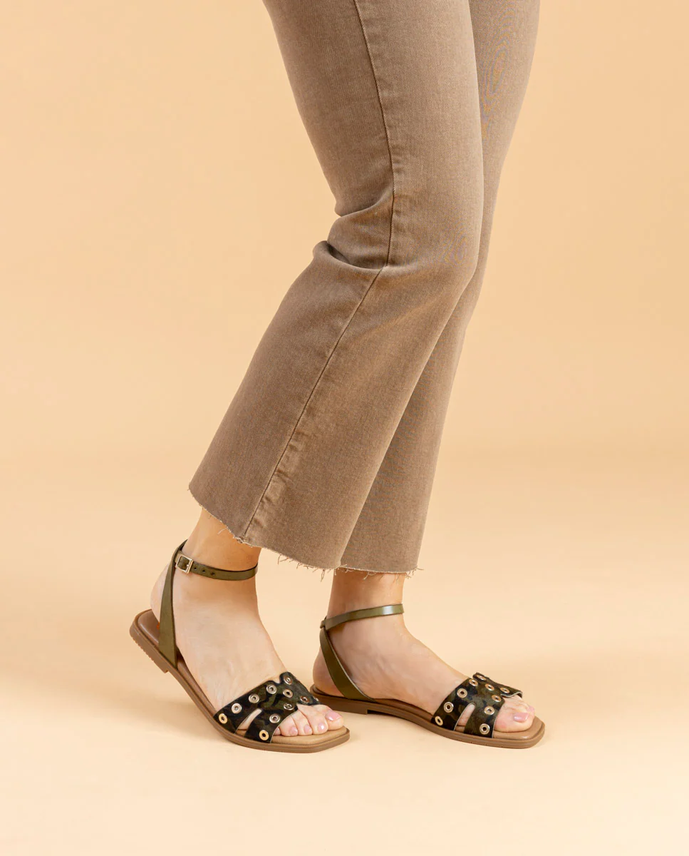 SANDALE PLATE EN CUIR MILITAIRE CLOUTÉS VALERIA – Image 2