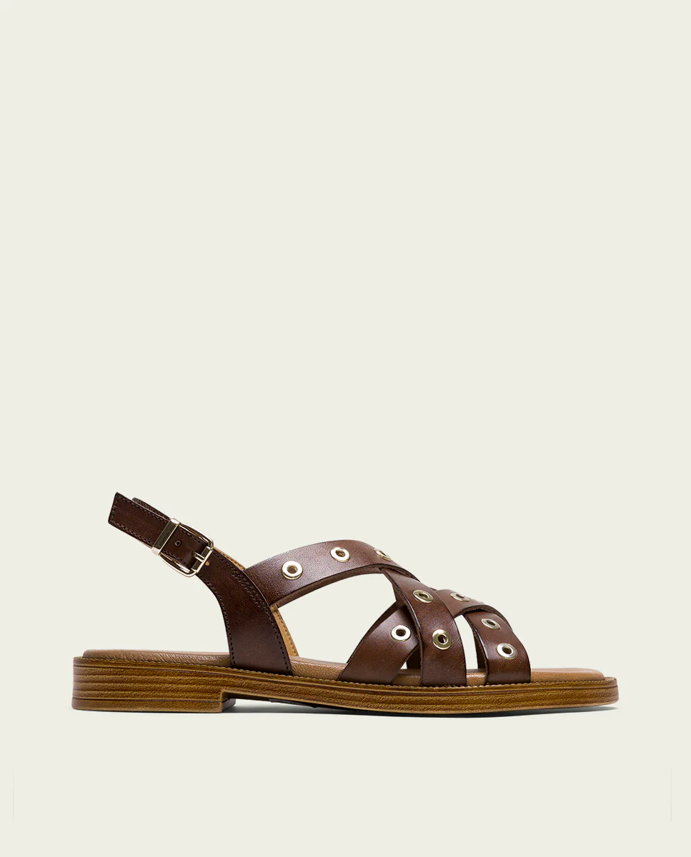 SANDALE PLATE EN CUIR AVEC CLOUS MOKA MÓNICA