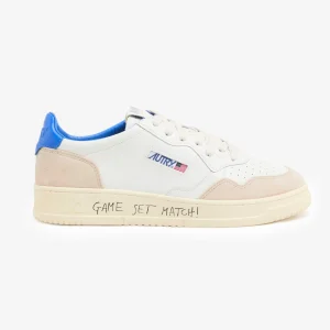 BASKETS AUTRY MEDALIST LOW EN CUIR BLANC ET DAIM AVEC LETTERING