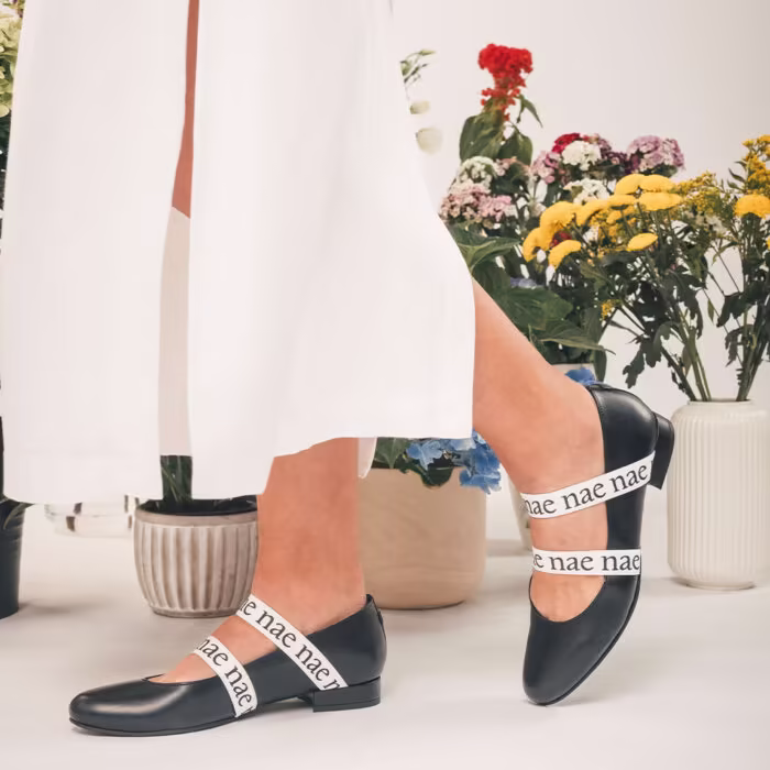 Aure: Sandales Ballerines Noires par Nae – Vegan, Éco-responsables, Élégantes – Image 3