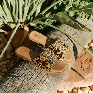 SANDALE PLATE EN CUIR LÉOPARD AVEC CLOUS VILMA