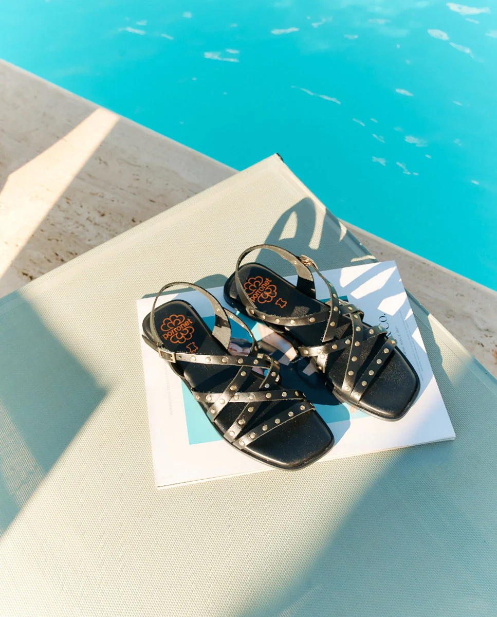 SANDALE PLATE EN CUIR NOIR CLOUTÉ VICTORIA – Image 2